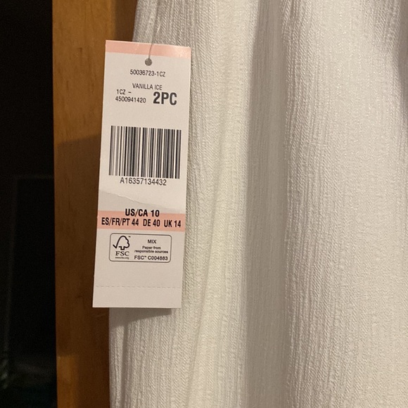 White Le Suit skirt suit - Picture 9 of 9